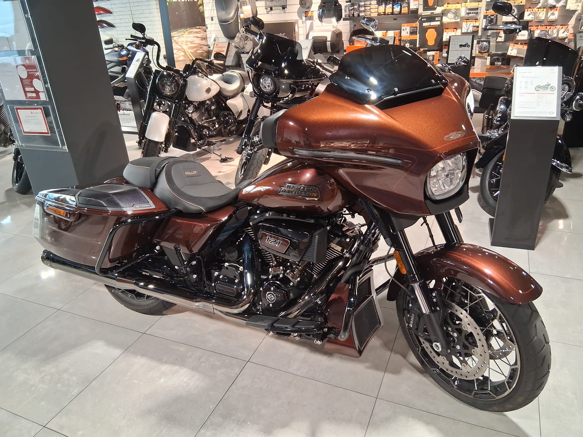 Street Glide CVO | Ano: 2025 | kms: 2.230 | Preço: 46.900€